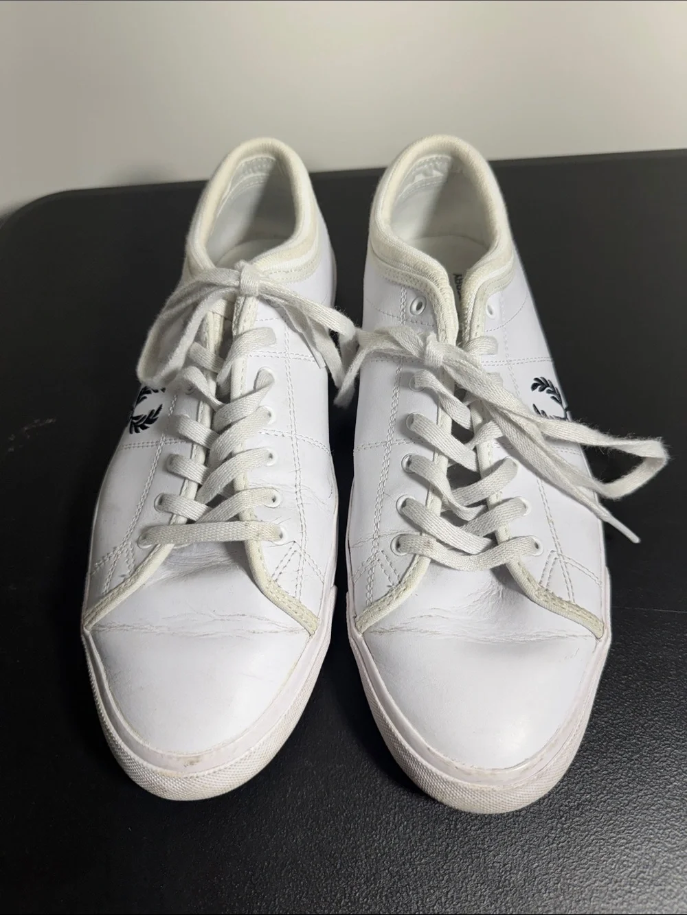 Fred Perry mens 10.5 leather low top trainer shoes sneakers EUC